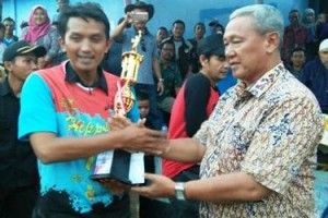 Bupati H Acep Purnama SH,MH saaat menyerahkan piala kepada juara 1 kejuaraan Bola Voli Semi Open P4 Cup 